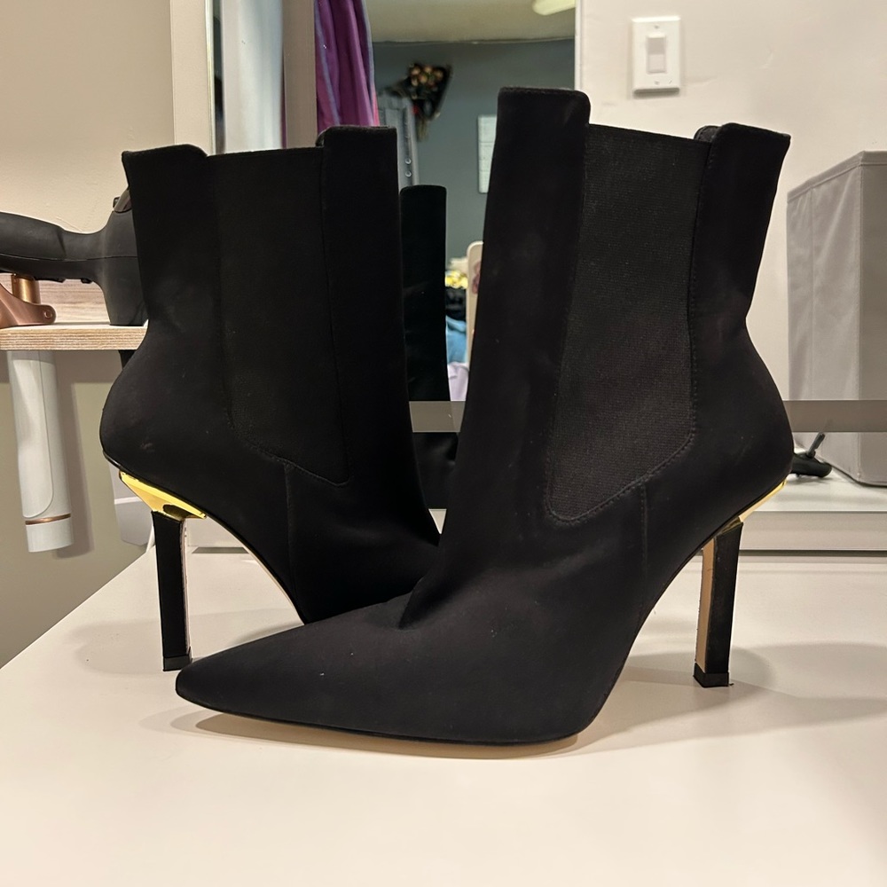NWT Good American pointed toe black stretch boot. Size 8